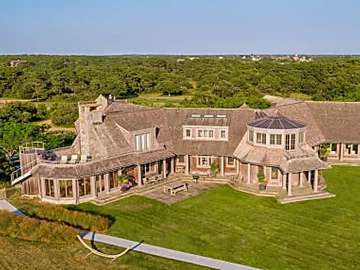 Outbrain Ad Example 46684 - Barack And Michelle Obama Reportedly Close Deal For $11.75 Million Martha’s Vineyard Estate