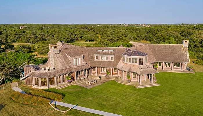 Outbrain Ad Example 46648 - Barack And Michelle Obama Reportedly Close Deal For $11.75 Million Martha’s Vineyard Estate