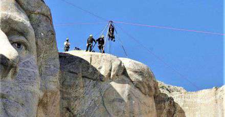 Yahoo Gemini Ad Example 39431 - Tourists In Awe At Wild Scene On Mt Rushmore