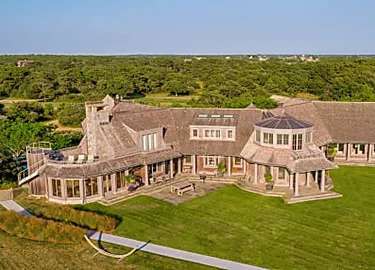 Outbrain Ad Example 46876 - Barack And Michelle Obama Reportedly Close Deal For $11.75 Million Martha’s Vineyard Estate