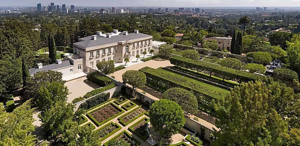 Outbrain Ad Example 47279 - Lachlan Murdoch Sets L.A. Record By Paying $150 Million For A Château-Style Mansion