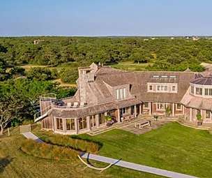 Outbrain Ad Example 46745 - Barack And Michelle Obama Reportedly Close Deal For $11.75 Million Martha’s Vineyard Estate