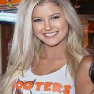 Zergnet Ad Example 58658 - The Truth About Working At Hooters RevealedMashed.com