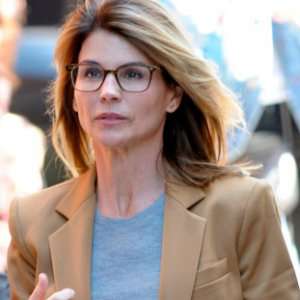 Zergnet Ad Example 66695 - What Lori Loughlin Said As She Walked Into Court