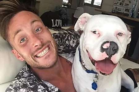 Outbrain Ad Example 54058 - [Photos] Guy Posts Selfie With His Dog And People Instantly Call 911