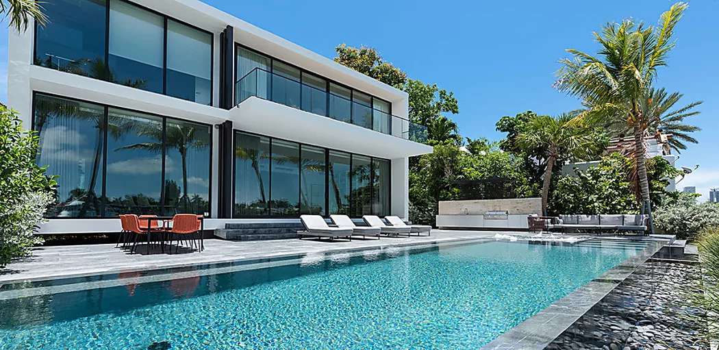 Outbrain Ad Example 40639 - A New Glass House On Miami Beach’s Hibiscus Island