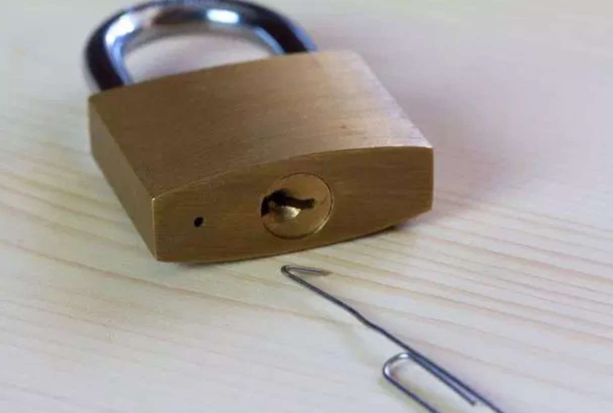 Taboola Ad Example 57567 - Here's What The Tiny Hole On A Padlock Is For