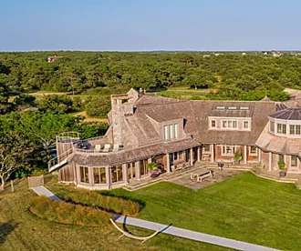 Outbrain Ad Example 46812 - Barack And Michelle Obama Reportedly Close Deal For $11.75 Million Martha’s Vineyard Estate