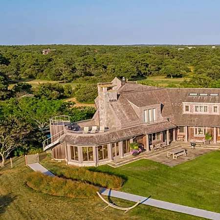 Outbrain Ad Example 46807 - Barack And Michelle Obama Reportedly Close Deal For $11.75 Million Martha’s Vineyard Estate