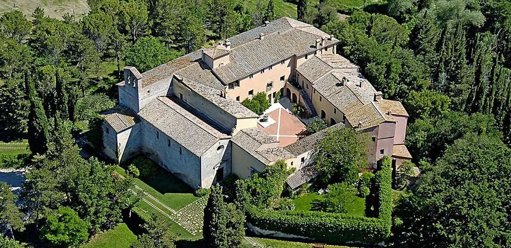Outbrain Ad Example 43672 - An 11-Villa Estate In Italy That Dates Back To The 11th Century
