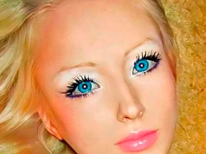 RevContent Ad Example 6826 - Human Barbie Takes Off Makeup, Doctors Have No Words