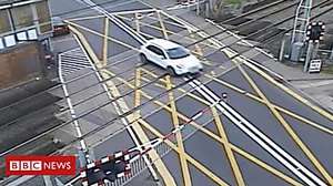 Outbrain Ad Example 40870 - Drivers Swerve As Barriers Shut At Level Crossings