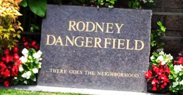 Yahoo Gemini Ad Example 40094 - Try Not To Laugh At These Celebrity Tombstones