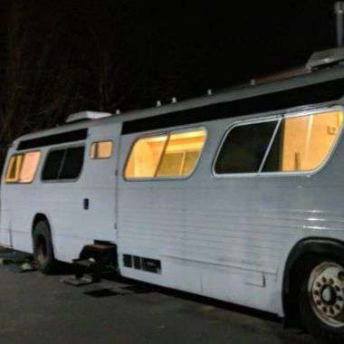 Yahoo Gemini Ad Example 54023 - Woman Turns Old Bus Into A Dream Home. Look Inside