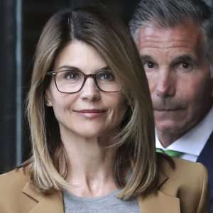 Zergnet Ad Example 66736 - Lori Loughlin Tries To Schmooze With Prosecutors In Court