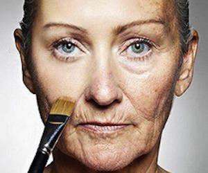 RevContent Ad Example 46589 - Grandma Stuns Dermatologists: Removes Her Wrinkles With This Simple Method