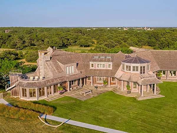 Outbrain Ad Example 46673 - Barack And Michelle Obama Reportedly Close Deal For $11.75 Million Martha’s Vineyard Estate