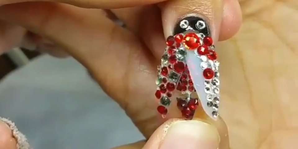 Taboola Ad Example 58178 - A Texas Nail Artist Makes The Most Intricate Nails Designs
