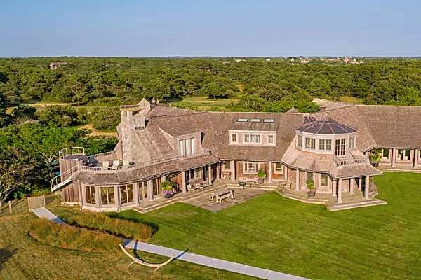 Outbrain Ad Example 46786 - Barack And Michelle Obama Reportedly Close Deal For $11.75 Million Martha’s Vineyard Estate
