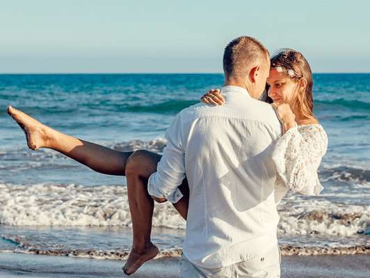 RevContent Ad Example 55356 - Top 10 Most Romantic Honeymoon Destinations