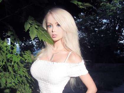 RevContent Ad Example 42812 - Human Barbie Takes Off Make Up, Leaves Everyone Speechless!