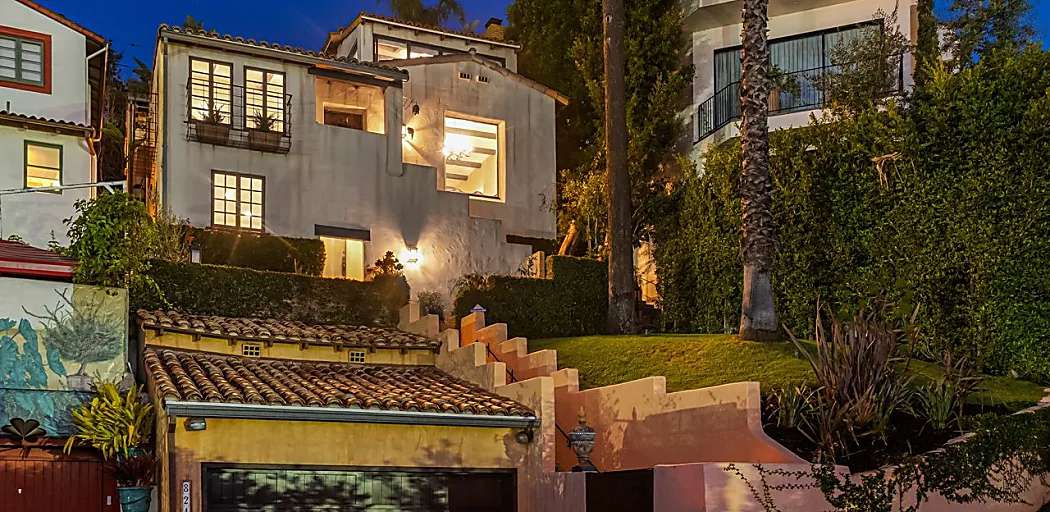 Outbrain Ad Example 30152 - ‘Breaking Bad’ Star Aaron Paul Sells Sunset Strip Home For Just Under $2.2 Million