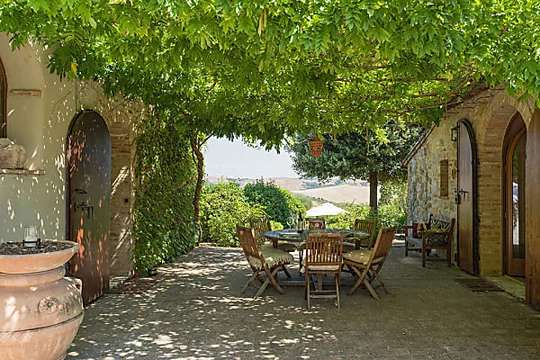 Outbrain Ad Example 47634 - A True Mix Of Old And New: A Fully Restored 18th-Century Farmhouse In Tuscany