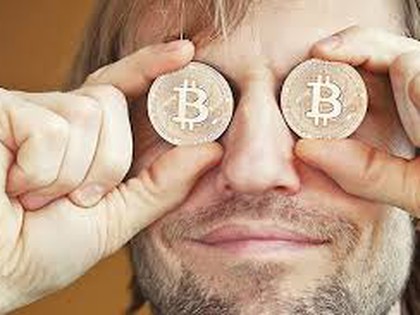 RevContent Ad Example 13856 - This Student Makes Money With Bitcoin!
