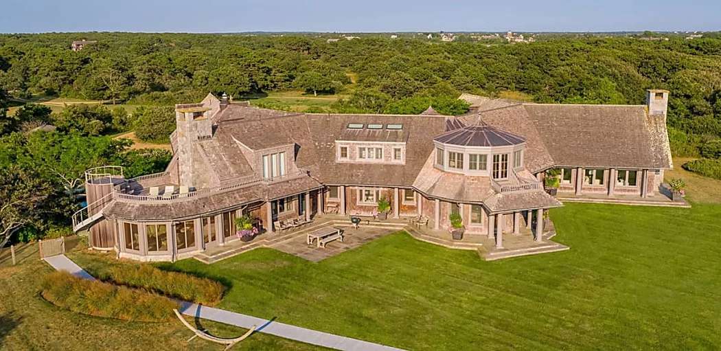 Outbrain Ad Example 46634 - Barack And Michelle Obama Reportedly Close Deal For $11.75 Million Martha’s Vineyard Estate