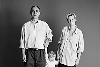Taboola Ad Example 20123 - Father, Mother And Son Take The Same Photo For 21 Years. Don't Cry When You See The Last One!