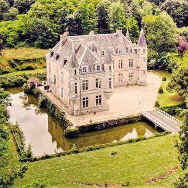 Yahoo Gemini Ad Example 33328 - Couple Buy Crumbling Castle For $775K, Look Inside