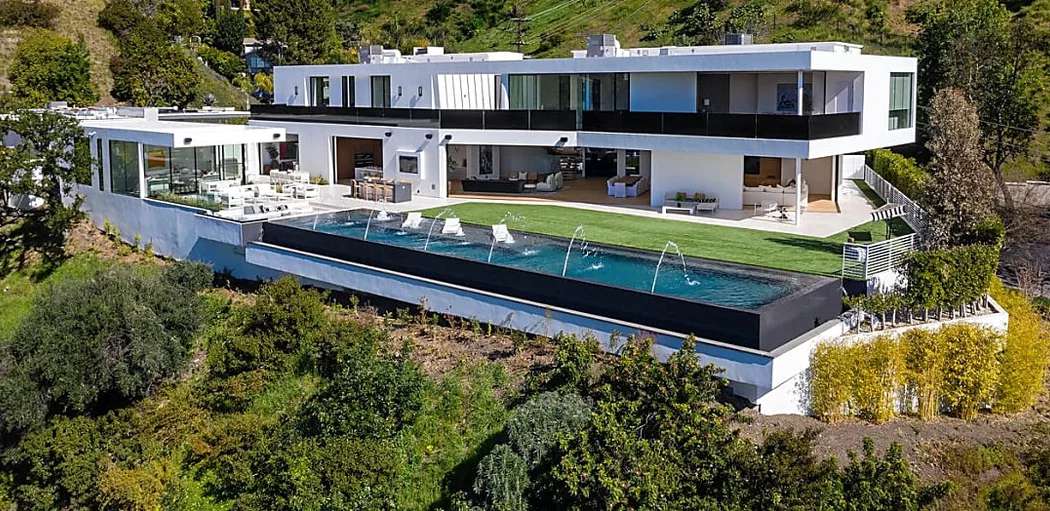 Outbrain Ad Example 34597 - New-Build In Beverly Hills With Outdoor Space And Impressive Views To List For $18.72 Million