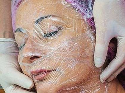 RevContent Ad Example 61402 - Mom Stuns Doctors By Removing Her Wrinkles With This Tip