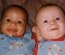 Taboola Ad Example 19384 - Mom's Twins Are Different Colors. 18 Years Later, They Look So Different