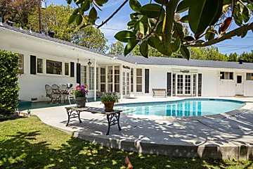 Outbrain Ad Example 54464 - Priscilla Presley Lists Family Home In Brentwood For $3.65M