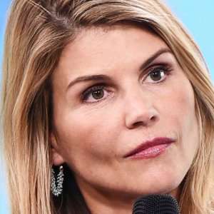 Zergnet Ad Example 51085 - We Finally Understand Why Lori Loughlin Rejected Her Plea Deal