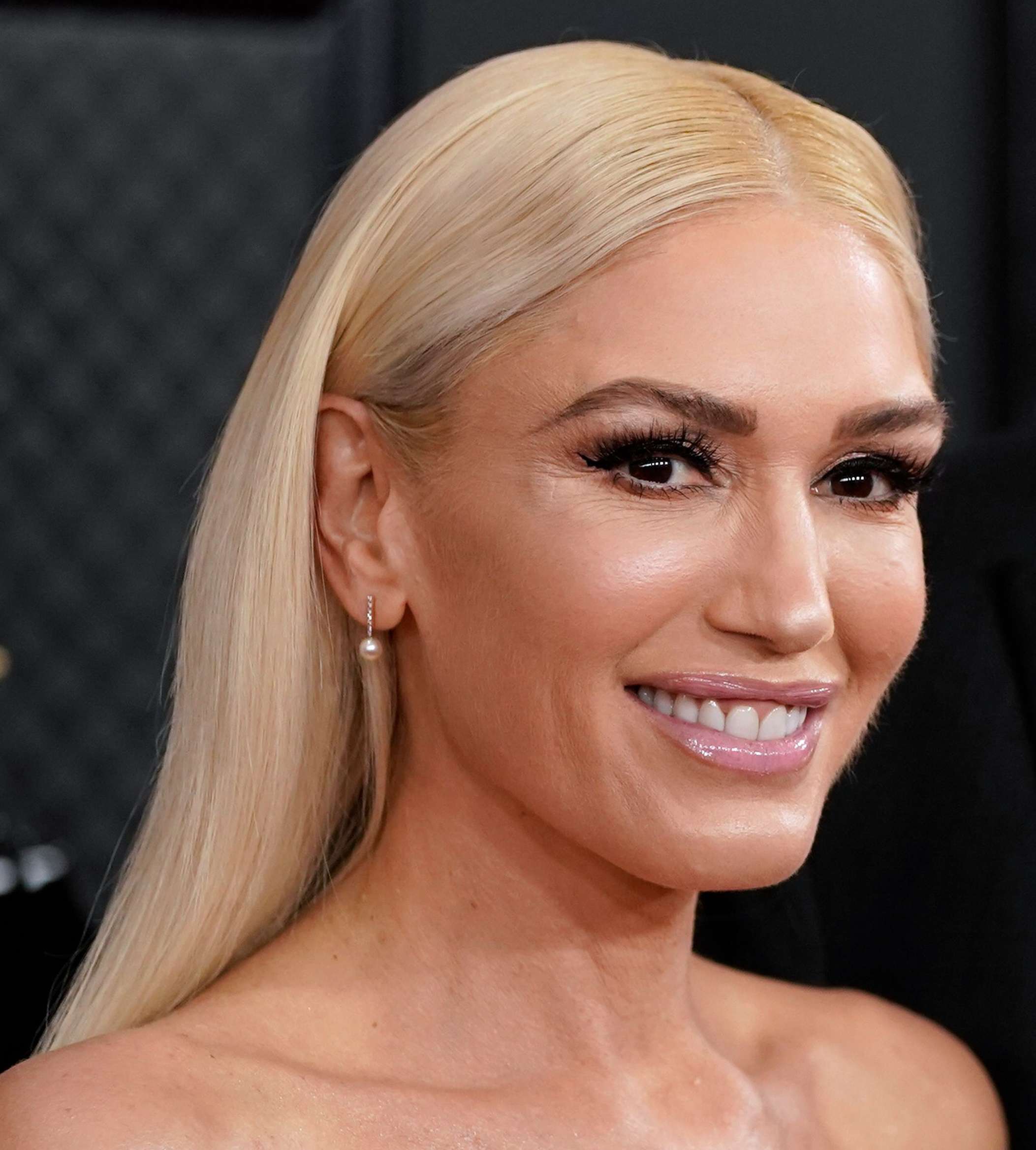 Taboola Ad Example 38845 - Gwen Stefani, 50, Takes Off Makeup, Leaves Us With No Words