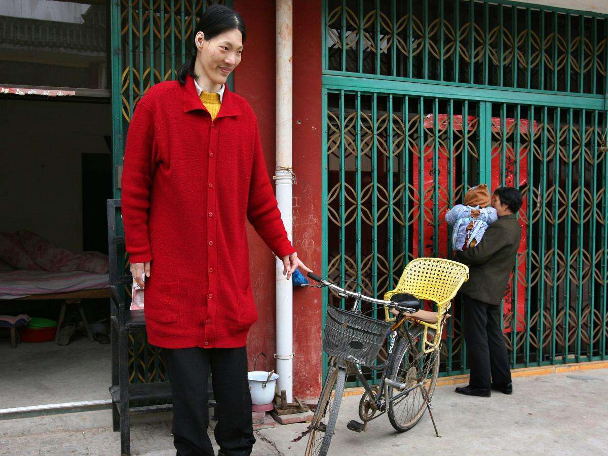 RevContent Ad Example 55214 - Meet Yao Defen The Tallest Woman On The Earth!