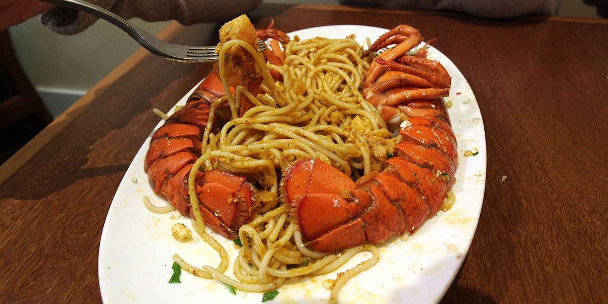 Taboola Ad Example 41293 - 37 Dishes Seafood Lovers Need To Eat Before They Die