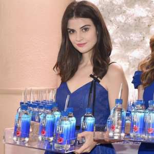 Zergnet Ad Example 58786 - Fiji Water Woman Steals The Spotlight At The Golden Globes
