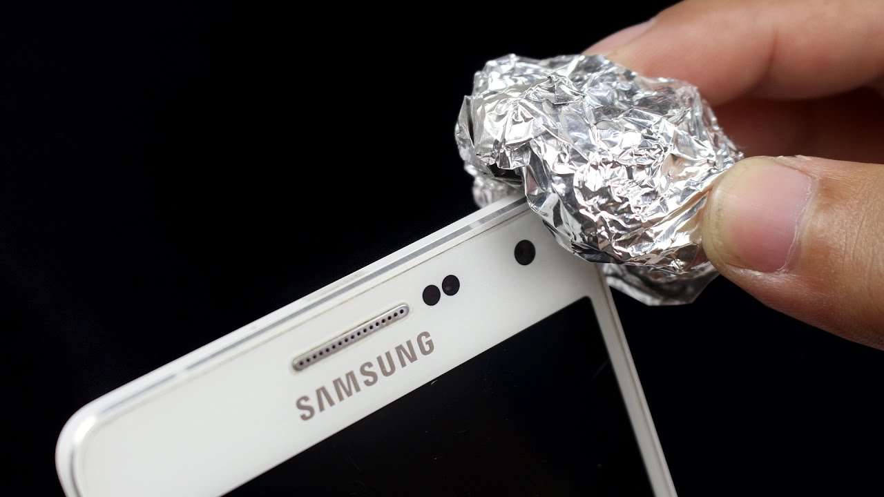 Taboola Ad Example 60860 - [Slideshow] A Piece Of Aluminum Foil May Change The Way You Use Your Phone!