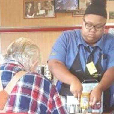 Yahoo Gemini Ad Example 46228 - Camera Captures What Waitress Does To Elderly Man