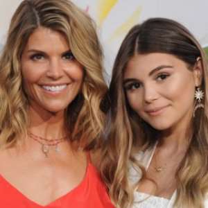 Zergnet Ad Example 65138 - Lori Loughlin's Daughters Drop Out Of College