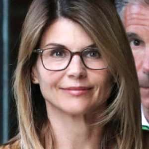 Zergnet Ad Example 50878 - Lori Loughlin Tried To Schmooze With Prosecutors In Court
