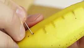Outbrain Ad Example 44617 - He Pricks A Needle Into A Banana And Look What Happens Next! This Trick Is Super Handy!
