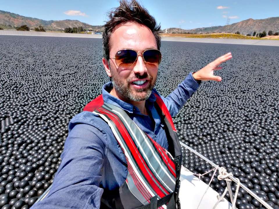 RevContent Ad Example 55081 - Here's Why A Las Vegas Lake Is Covered In 96 Million Floating Black Balls