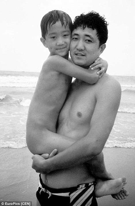 Taboola Ad Example 55006 - Father And Son Take Same Photo For 25 Years! Don't Cry When You See The Last One!