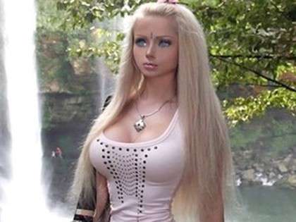 RevContent Ad Example 67295 - Human Barbie Takes Off Makeup, Drs Have No Words