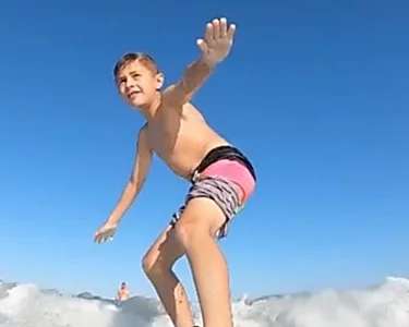 Outbrain Ad Example 46426 - Un Tiburón Choca Contra Un Niño De 7 Años Cuando Estaba Surfeando