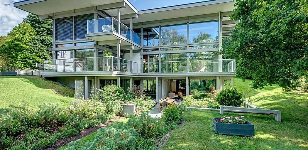 Outbrain Ad Example 44547 - Contemporary Huf Haus Near London Selling For £3.6 Million